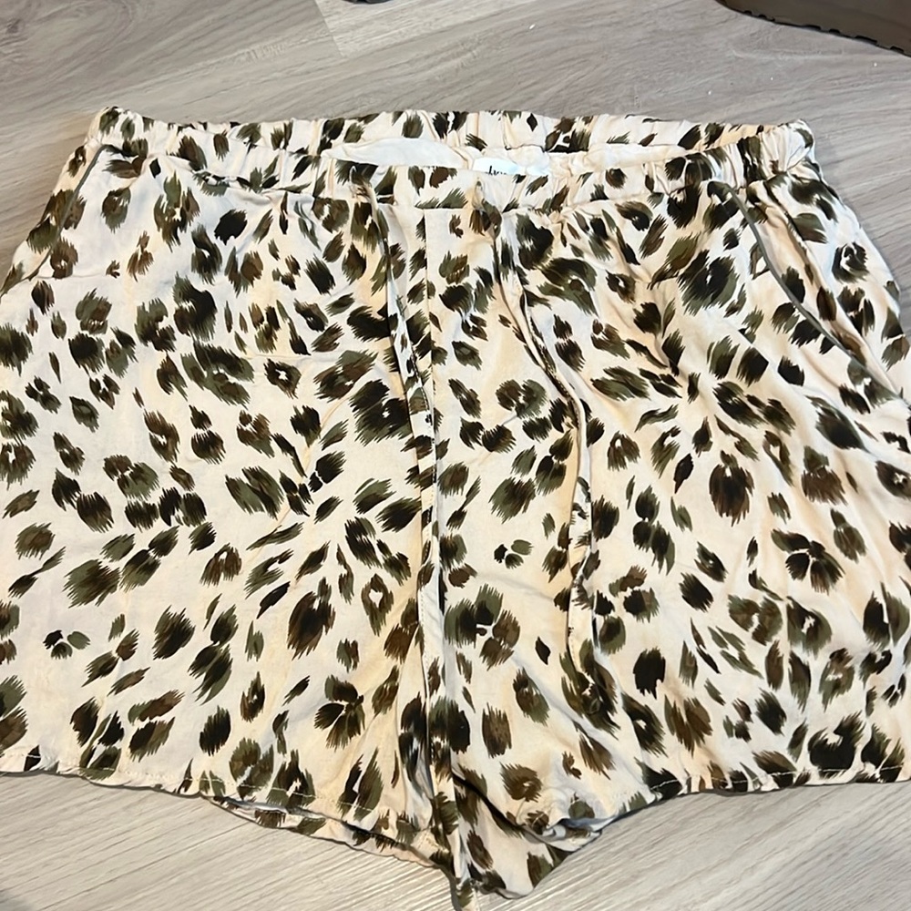 Heartloom Beige with Green/ Brown Tie Shorts